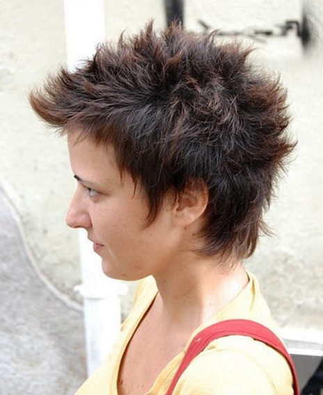 cieniowane fryzury krótkie, brązowe pasemka, uczesanie damskie zdjęcie numer 90A